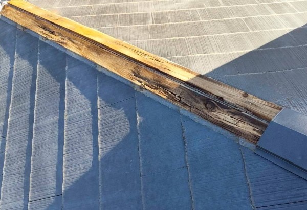 貫板交換前　腐食した木製貫板